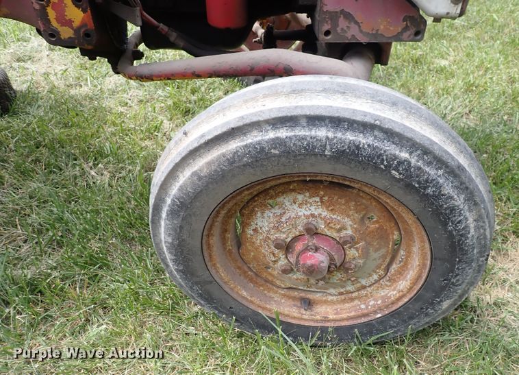 image for item LU9365 International 404  tractor