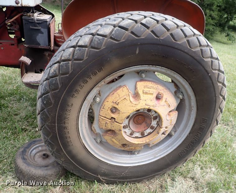 image for item LU9365 International 404  tractor