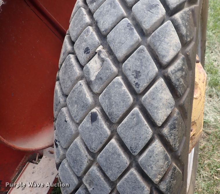 image for item LU9365 International 404  tractor