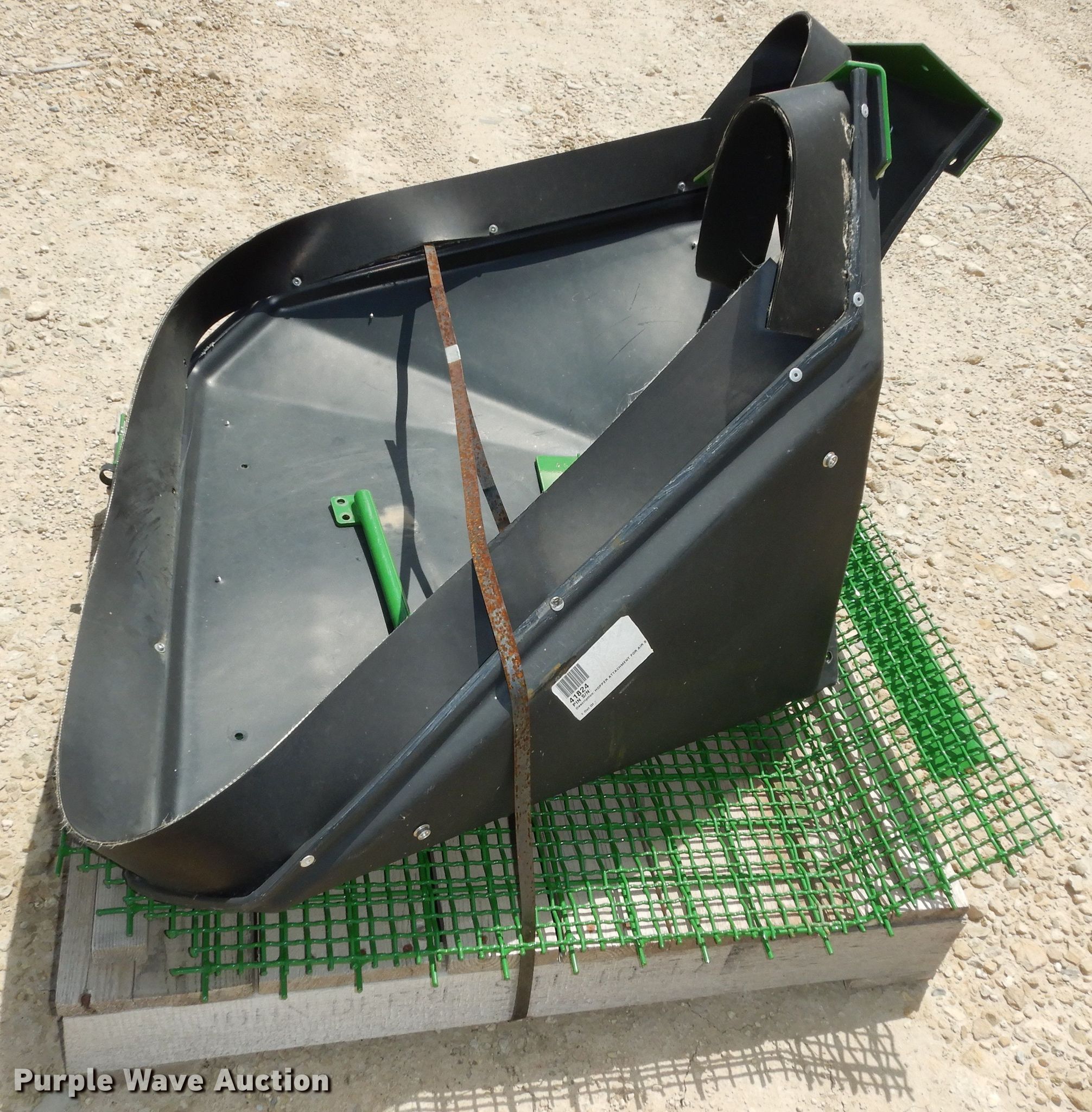 John Deere air seeder hopper in Abilene, KS Item MD9228 sold Purple