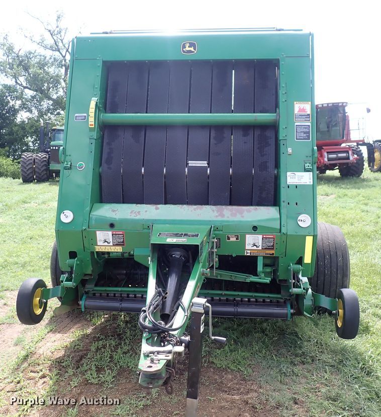 image for item DS7123 2007 John Deere 568  round baler