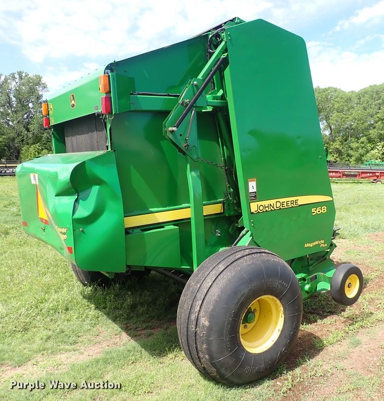image for item DS7123 2007 John Deere 568  round baler