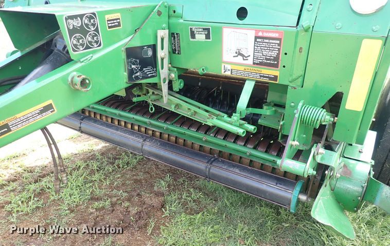 image for item DS7123 2007 John Deere 568  round baler