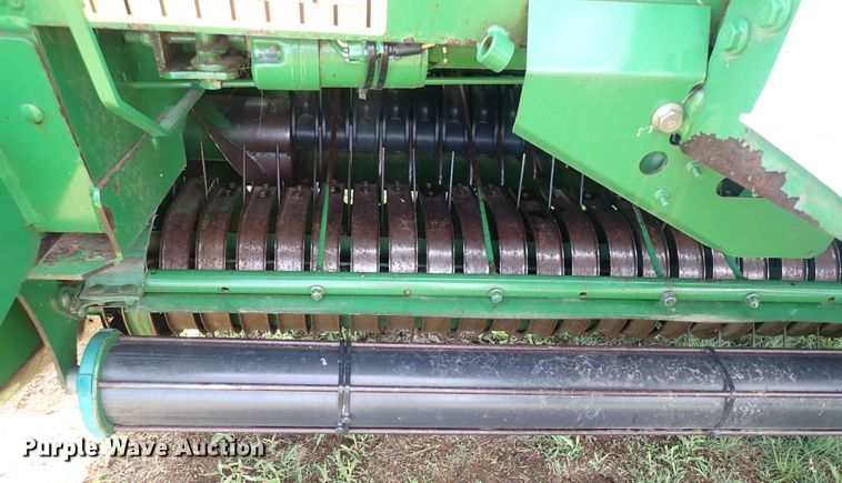 image for item DS7123 2007 John Deere 568  round baler