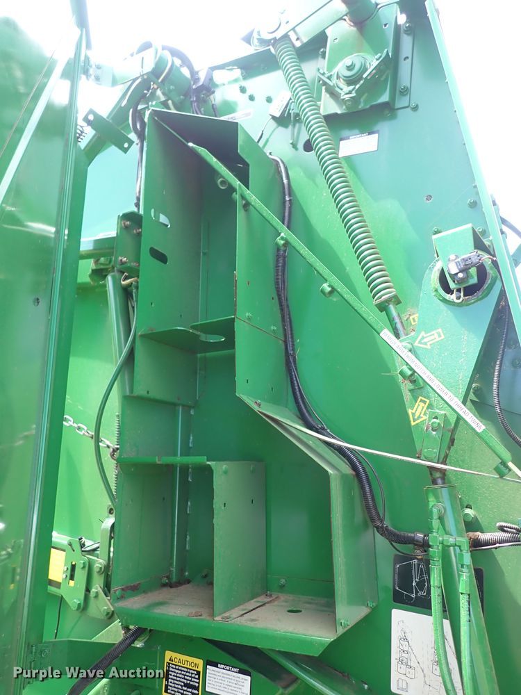 image for item DS7123 2007 John Deere 568  round baler