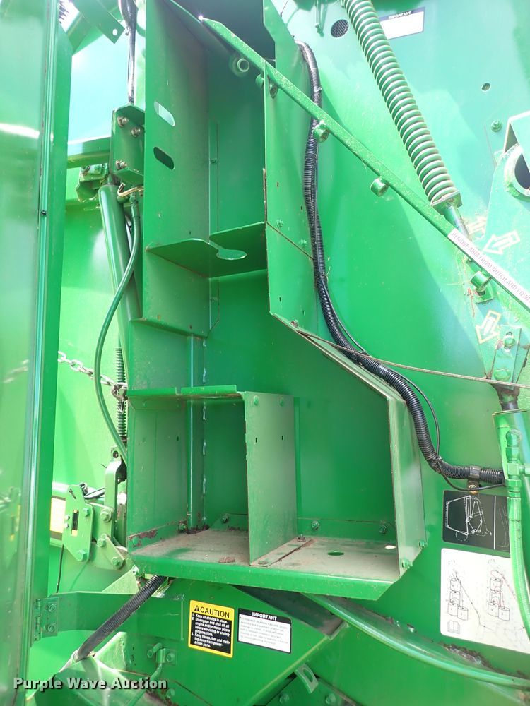 image for item DS7123 2007 John Deere 568  round baler