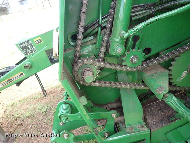 image for item DS7123 2007 John Deere 568  round baler