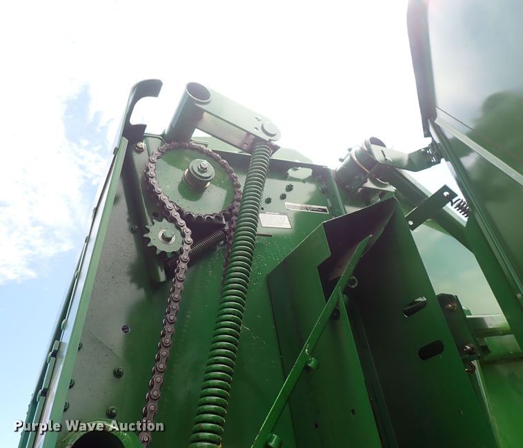 image for item DS7123 2007 John Deere 568  round baler