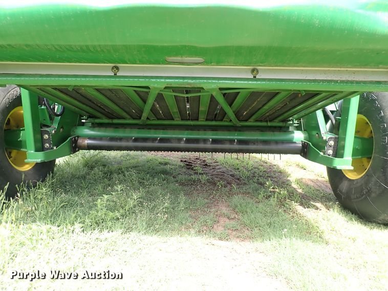 image for item DS7123 2007 John Deere 568  round baler