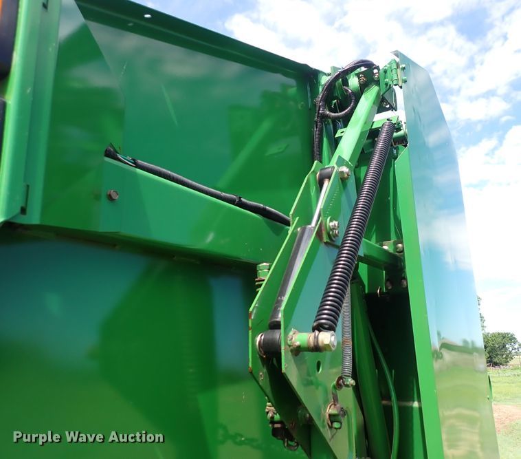 image for item DS7123 2007 John Deere 568  round baler