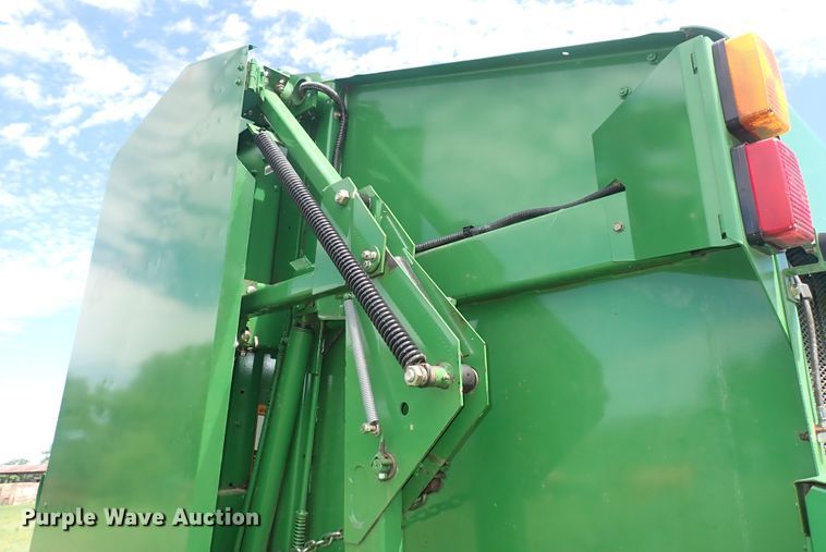 image for item DS7123 2007 John Deere 568  round baler