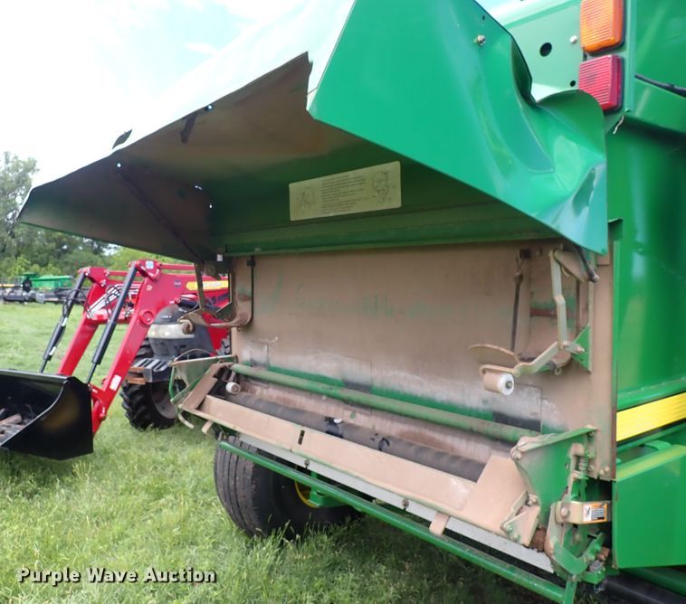 image for item DS7123 2007 John Deere 568  round baler