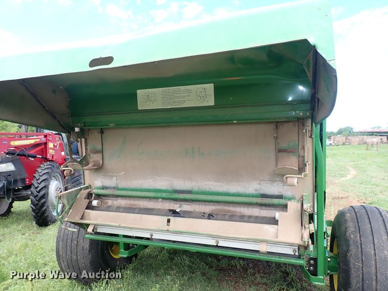 image for item DS7123 2007 John Deere 568  round baler