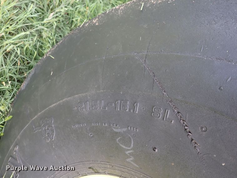 image for item DS7123 2007 John Deere 568  round baler