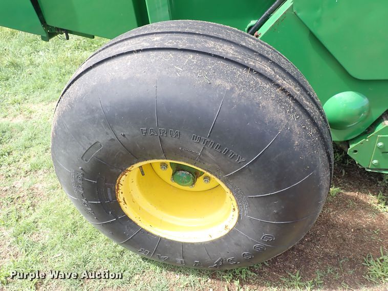 image for item DS7123 2007 John Deere 568  round baler