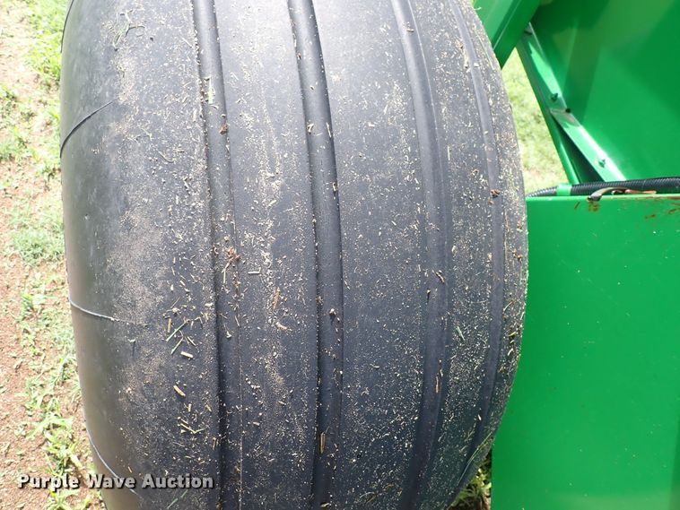 image for item DS7123 2007 John Deere 568  round baler