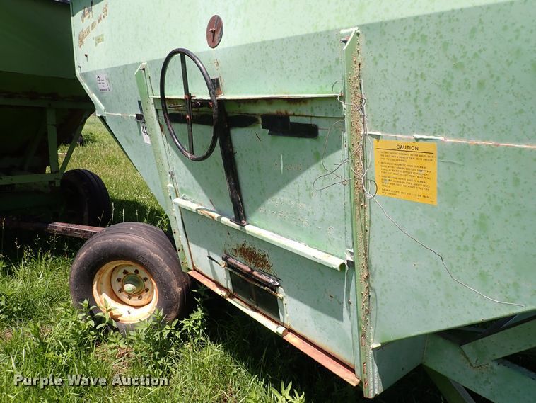 image for item DS7127 Parker 2600  gravity wagon