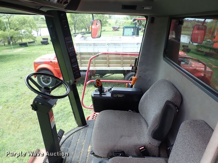 image for item DS7133 1998 Case IH 2388  combine