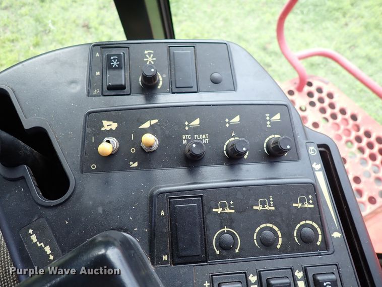 image for item DS7133 1998 Case IH 2388  combine