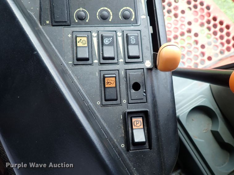 image for item DS7133 1998 Case IH 2388  combine