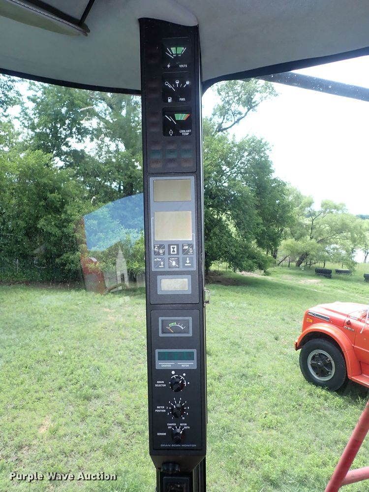 image for item DS7133 1998 Case IH 2388  combine