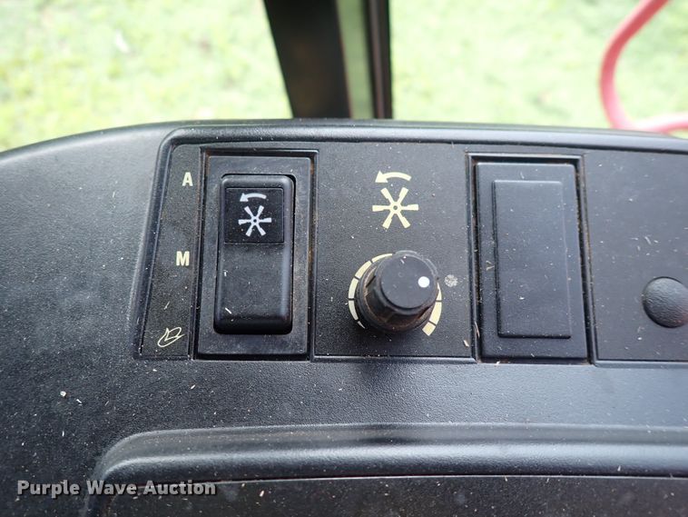 image for item DS7133 1998 Case IH 2388  combine