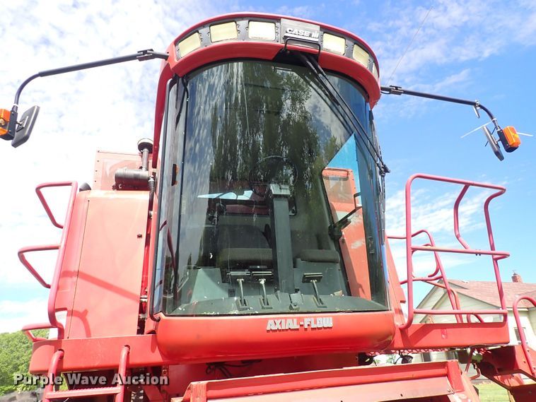 image for item DS7133 1998 Case IH 2388  combine