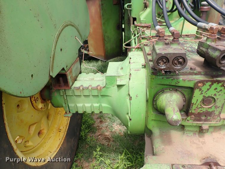 image for item DS7136 1974 John Deere 7520  4WD tractor