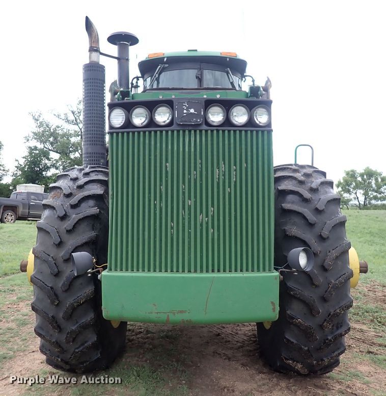 image for item DS7137 1982 John Deere 8850  4WD tractor
