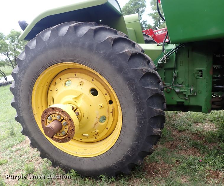 image for item DS7137 1982 John Deere 8850  4WD tractor
