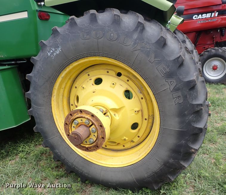 image for item DS7137 1982 John Deere 8850  4WD tractor