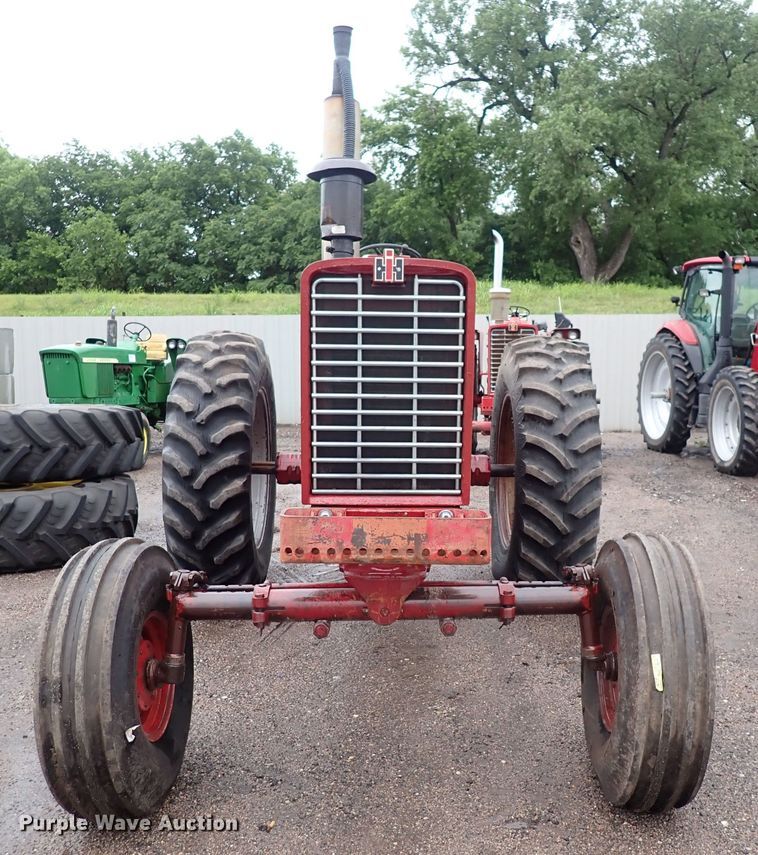 image for item DS7170 International Farmall 856  tractor