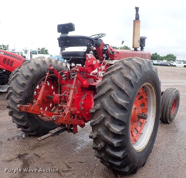 image for item DS7170 International Farmall 856  tractor