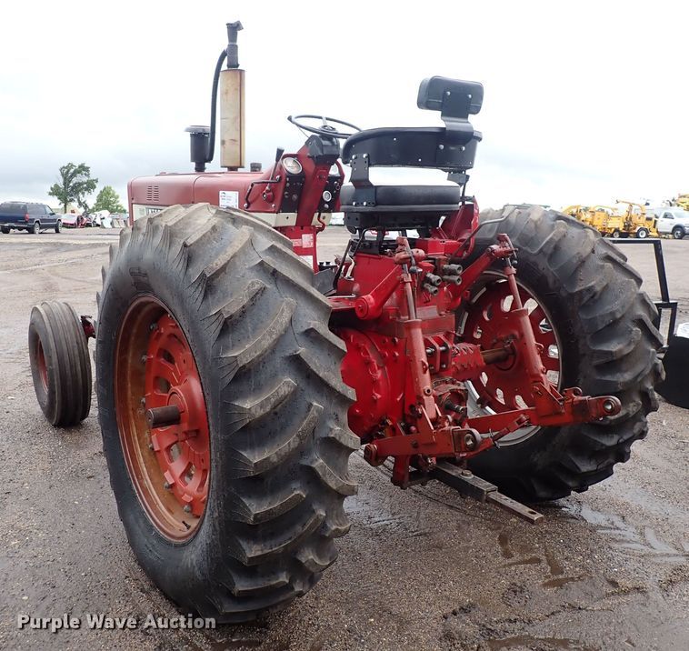 image for item DS7170 International Farmall 856  tractor