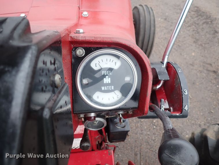 image for item DS7170 International Farmall 856  tractor