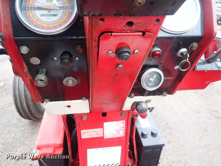 image for item DS7170 International Farmall 856  tractor