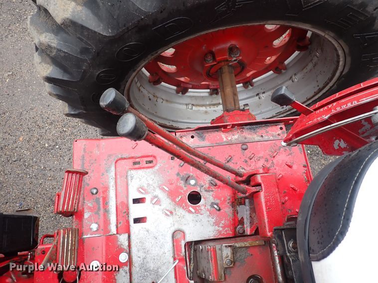 image for item DS7170 International Farmall 856  tractor