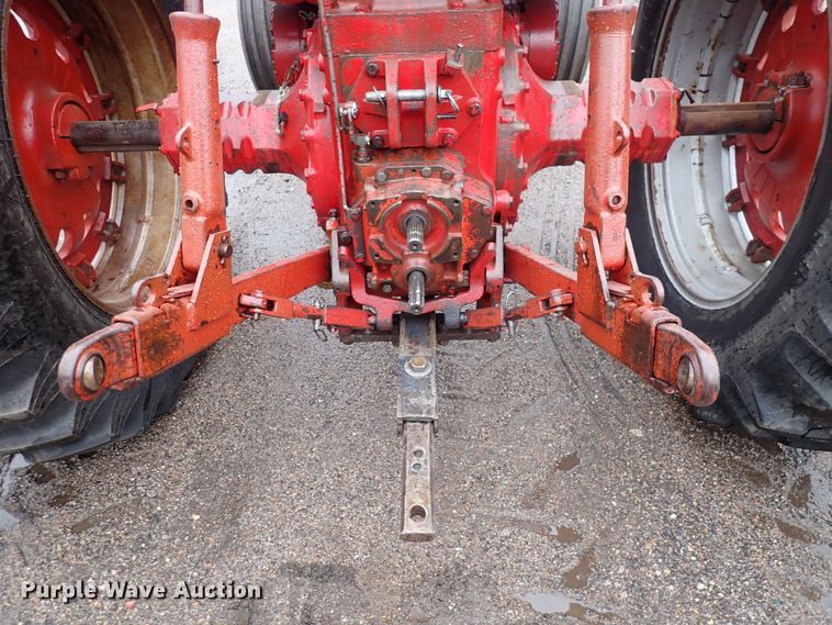 image for item DS7170 International Farmall 856  tractor