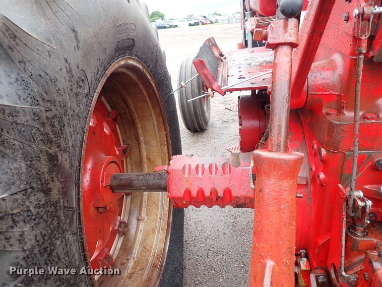 image for item DS7170 International Farmall 856  tractor