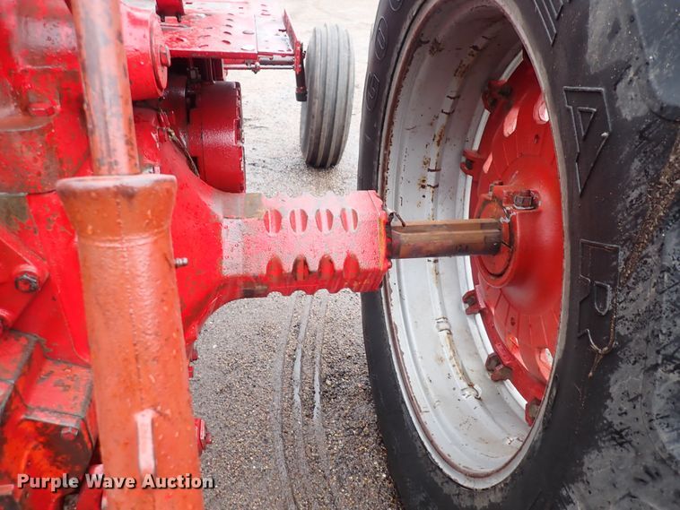image for item DS7170 International Farmall 856  tractor