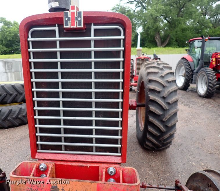 image for item DS7170 International Farmall 856  tractor