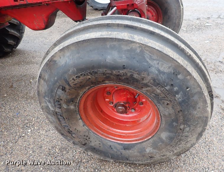 image for item DS7170 International Farmall 856  tractor