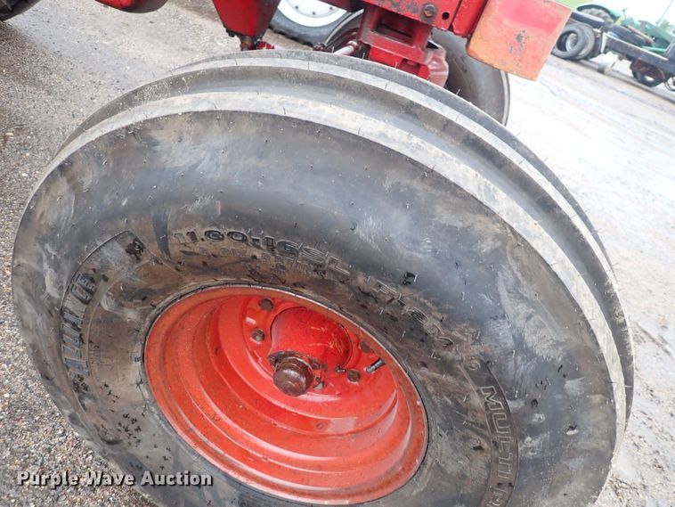image for item DS7170 International Farmall 856  tractor