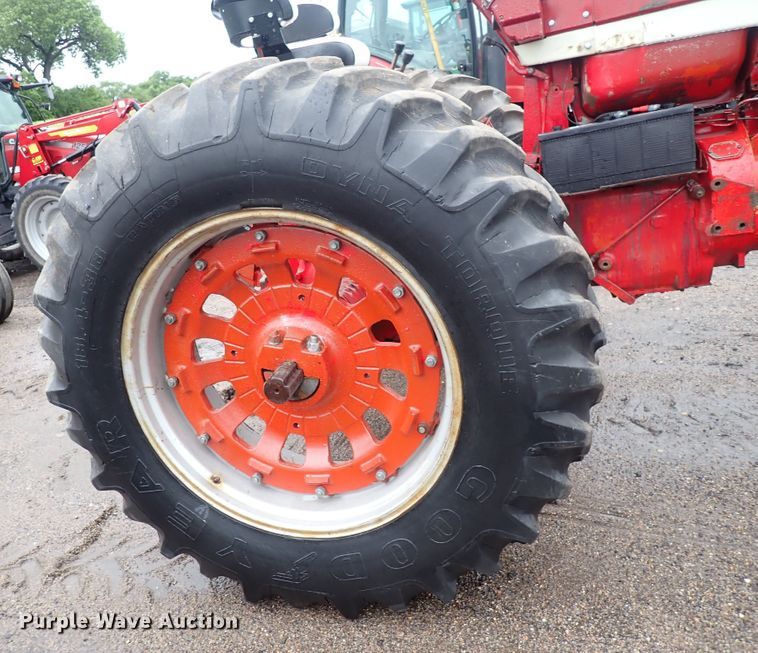 image for item DS7170 International Farmall 856  tractor