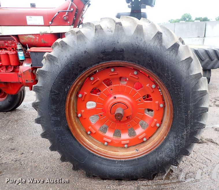 image for item DS7170 International Farmall 856  tractor