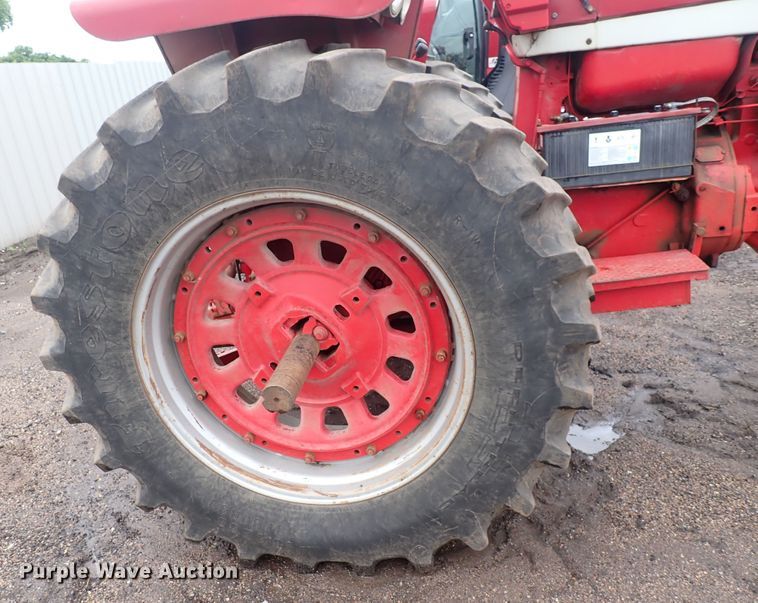 image for item DS7171 International 1456  tractor