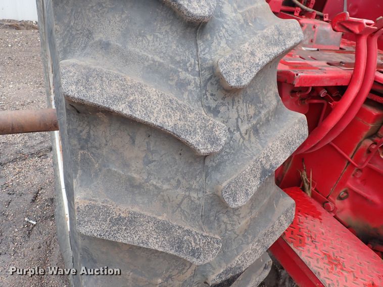 image for item DS7171 International 1456  tractor