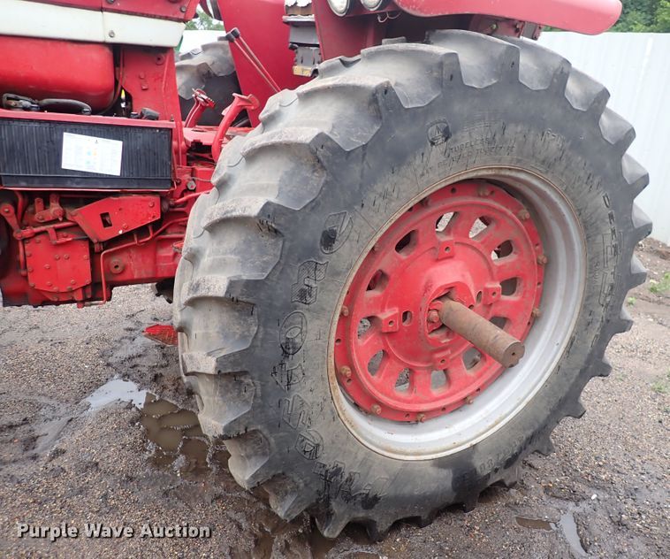image for item DS7171 International 1456  tractor