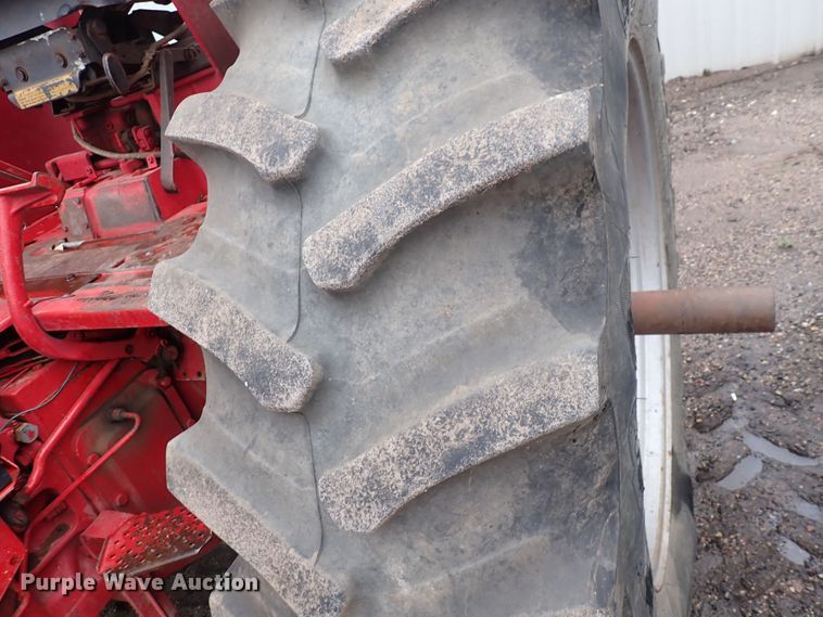 image for item DS7171 International 1456  tractor