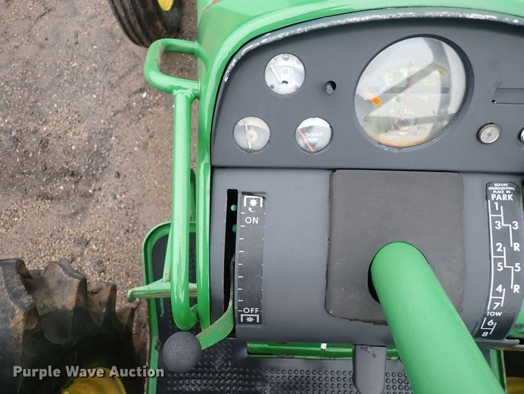 image for item DS7172 1971 John Deere 2520  tractor